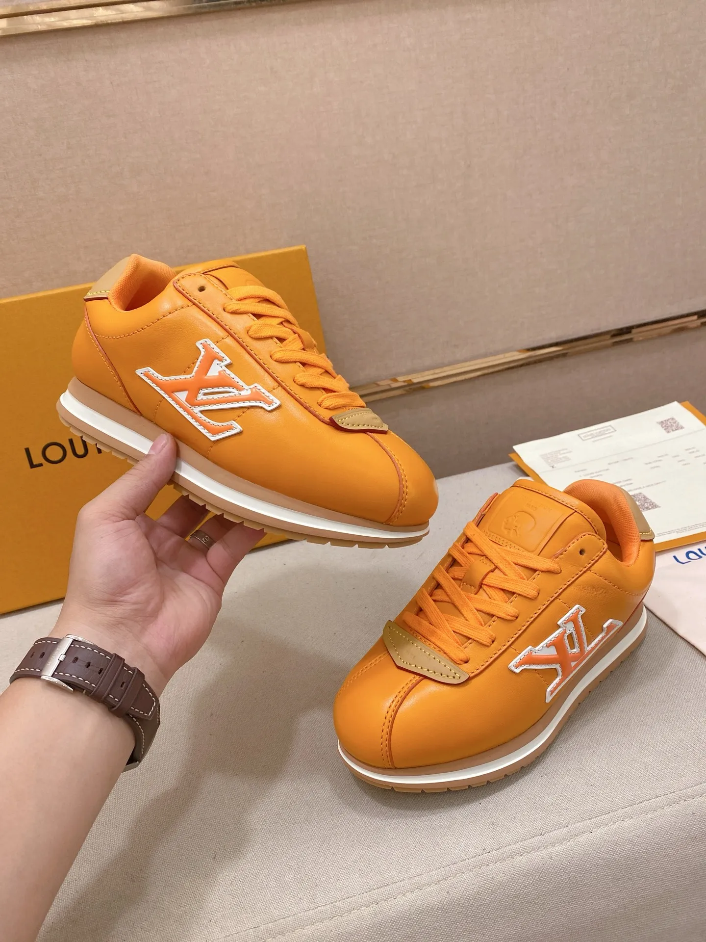 Men's shoes💰: Couple style 700💰LOUIS VUITTON Footint Soccer sneakers‼ ️ The top version, the same sneakers for LV couples. You will look fashionable when you wear them. This Footint Soccer sneaker was unveiled in the 2025 spring and summer series fashion show. The tongue is embellished with the Lvers United badge inspired by the football team. The rubber sole of the foot is decorated with multiple Louis Vuitton logos. The original latest packaging. Fabric: original imported cowhide. Lining: original imported breathable mesh. Foot pad: original injection molding pad. Outsole: original molded T combination outsole. Size: 35-45.